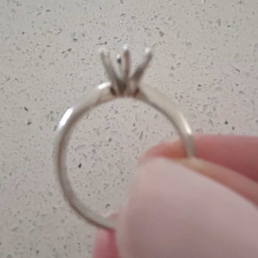 Platinum engagement ring setting for 1-carat